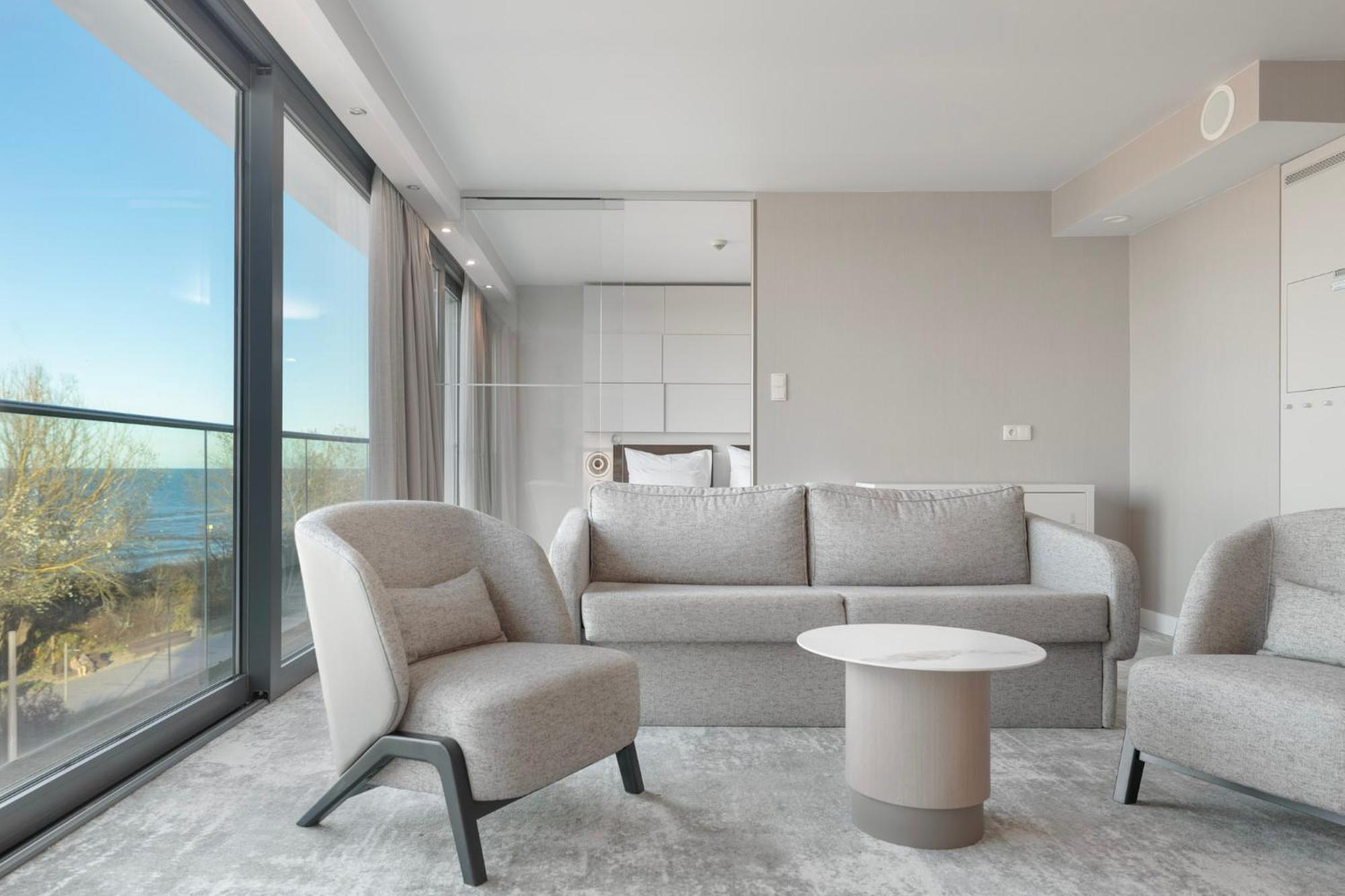 Marine Hotel By Zdrojowa Kołobrzeg Exterior foto A living room in a suite